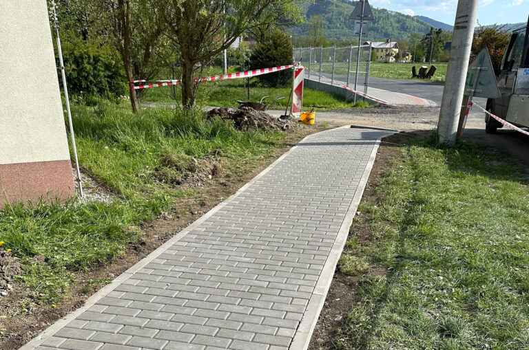 Výstavba nového chodníku u MŠ v obci Hnojník