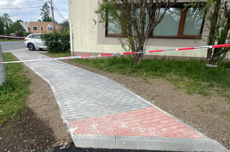 Výstavba nového chodníku u MŠ v obci Hnojník