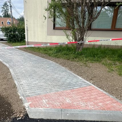 Výstavba nového chodníku u MŠ v obci Hnojník
